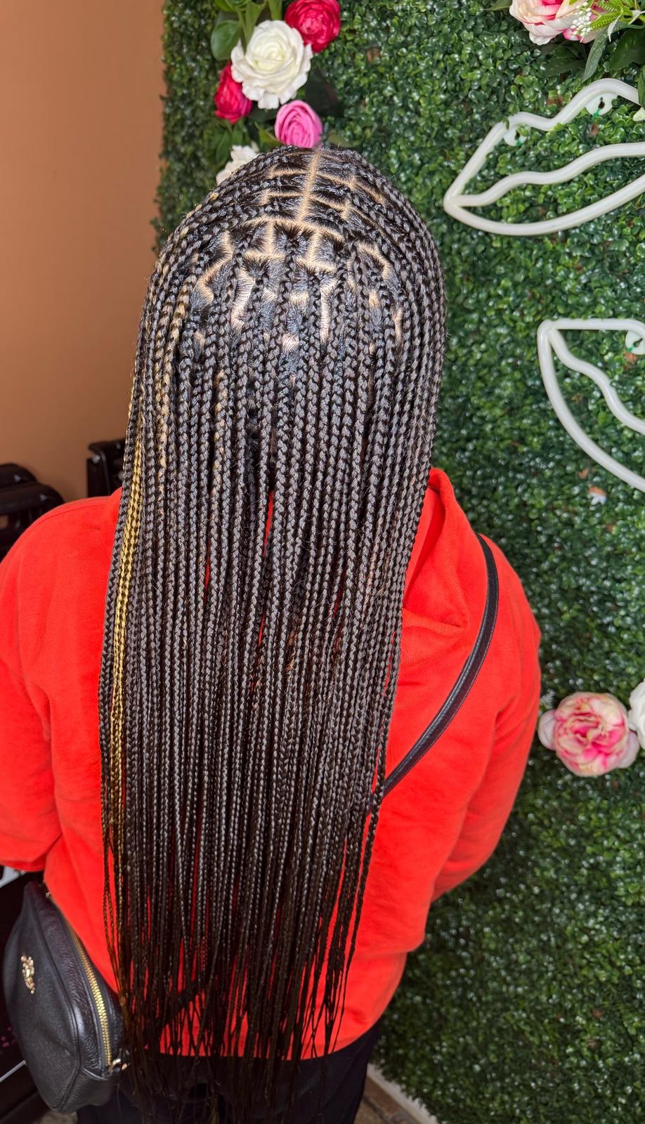 Mid-back knotless braids at Braids by estal